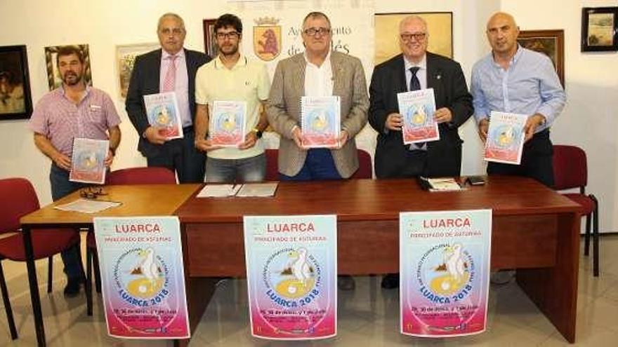 Por la izquierda: el presidente del club internacional de fútbol sala de Luarca, Enrique Fernández; el director de la oficina de Liberbank local, Javier Pasarón; el concejal de Deportes, Carlos Martín; el alcalde de Valdés, Simón Guardado; el presidente del subcomité de los campeonatos de España de selecciones autonómicas de fútbol sala, Gonzalo de Azkárate; y el director deportivo del Ayuntamiento de Valdés, Miguel García.