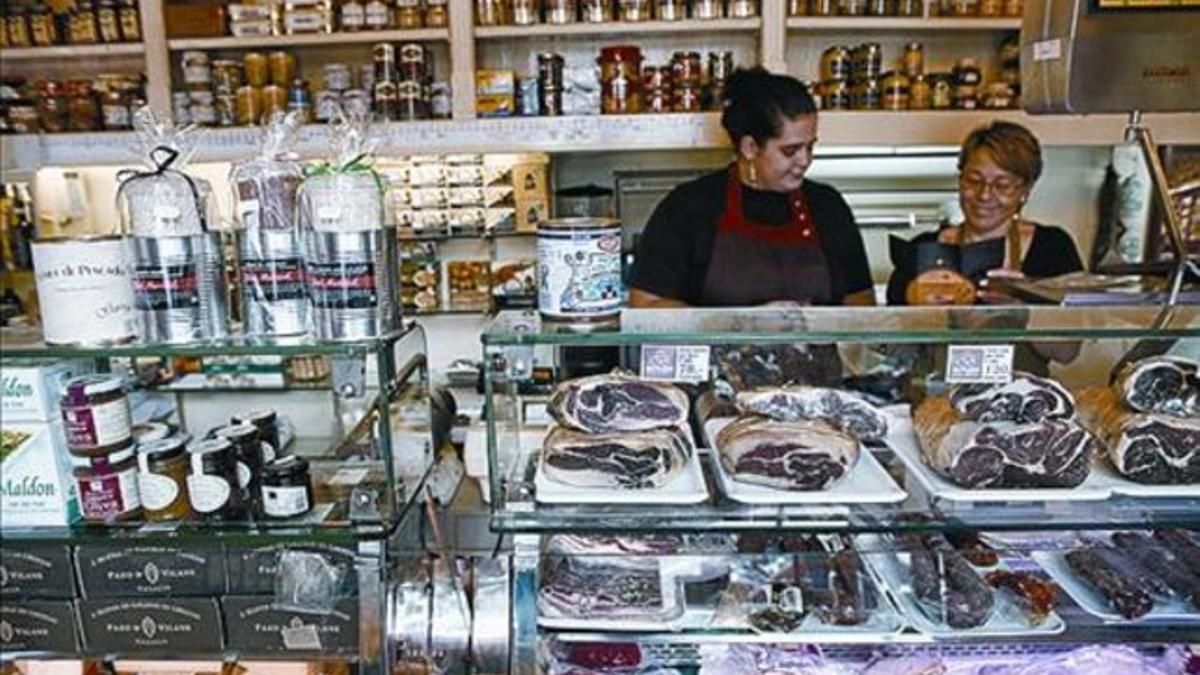 AHORA 3 Hanoli González sirve un refresco a una clienta en el reformado Betlem Miscelánea Gastronómica.