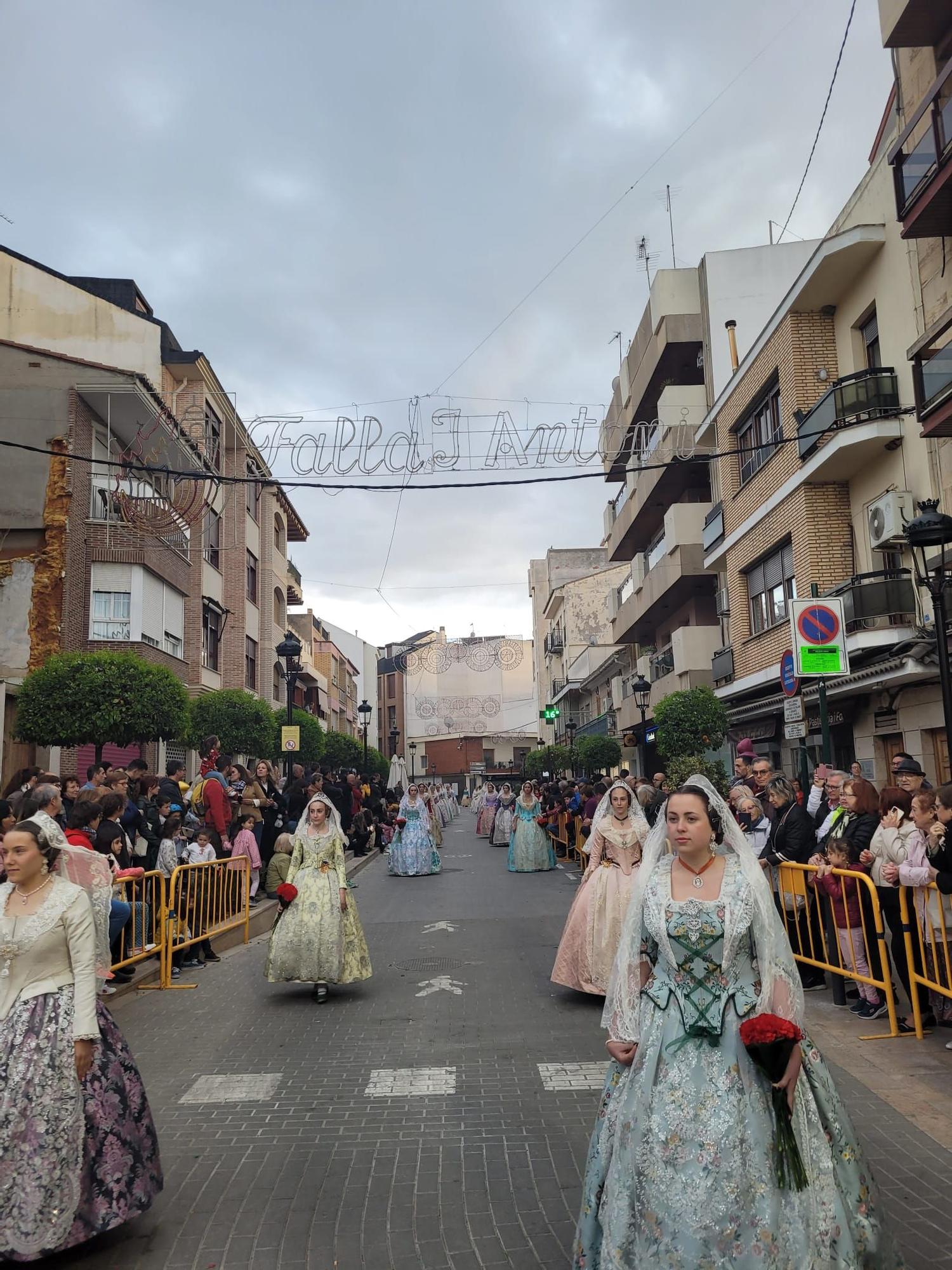 Las cuatro comisiones de l'Eliana ofrecen sus flores a la Virgen del Carmen