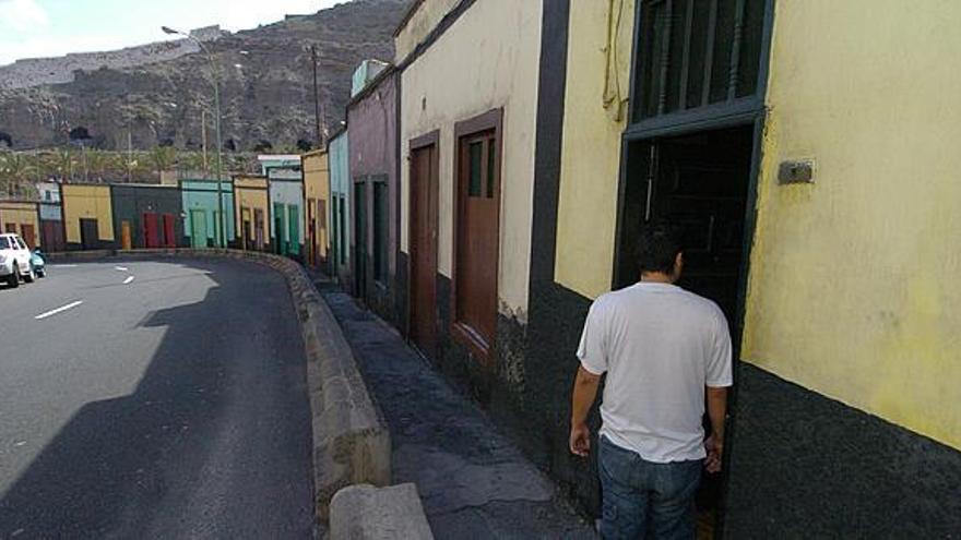 Un vecino entra de una de las casas terreras de la carretera de Mata.  i LA PROVINCIA/DLP