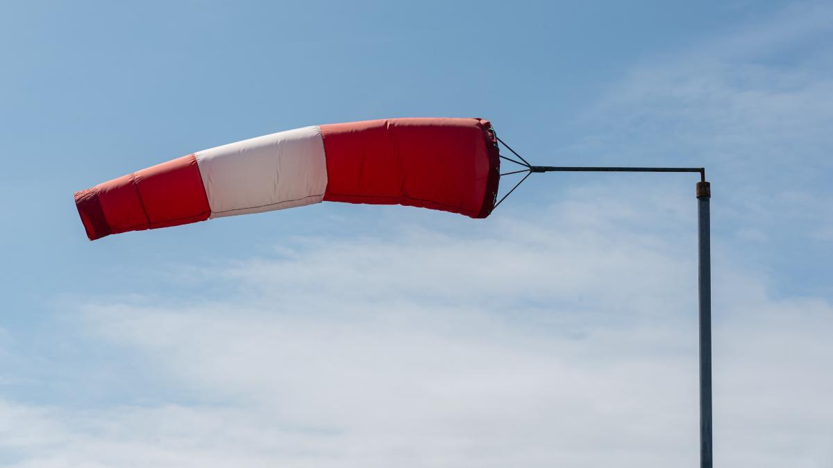 Una manga de viento ondeando a su máximo nivel