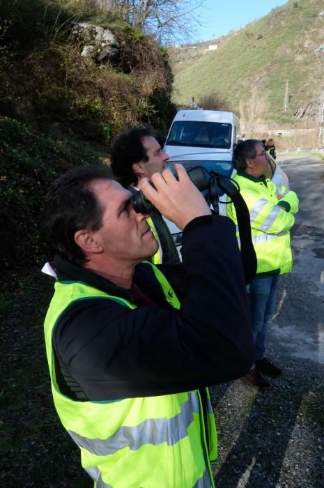 Técnicos del ADIF en labores en Pajares ante el riesgo de derrumbe sobre las vías