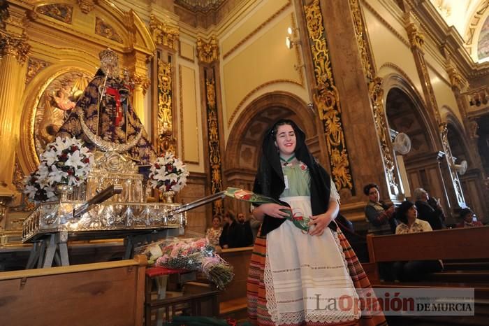 Ofrenda floral a la Virgen de las candidatas a Reina de la Huerta