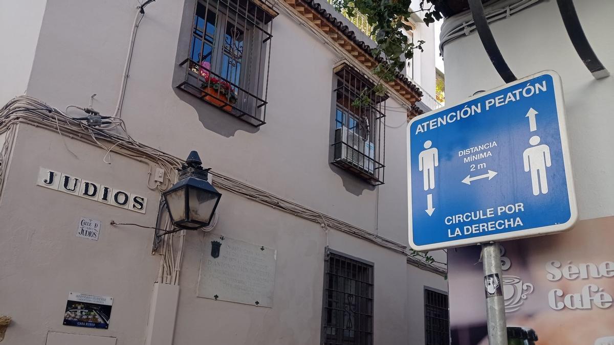 Imagen de la placa instalada en la calle Judíos.