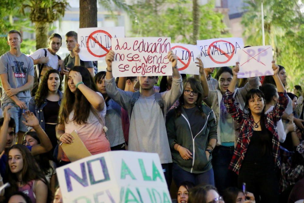 Unos 250 alumnos, profesores y padres secundan la protesta contra la Lomce y las nuevas pruebas en Torrevieja