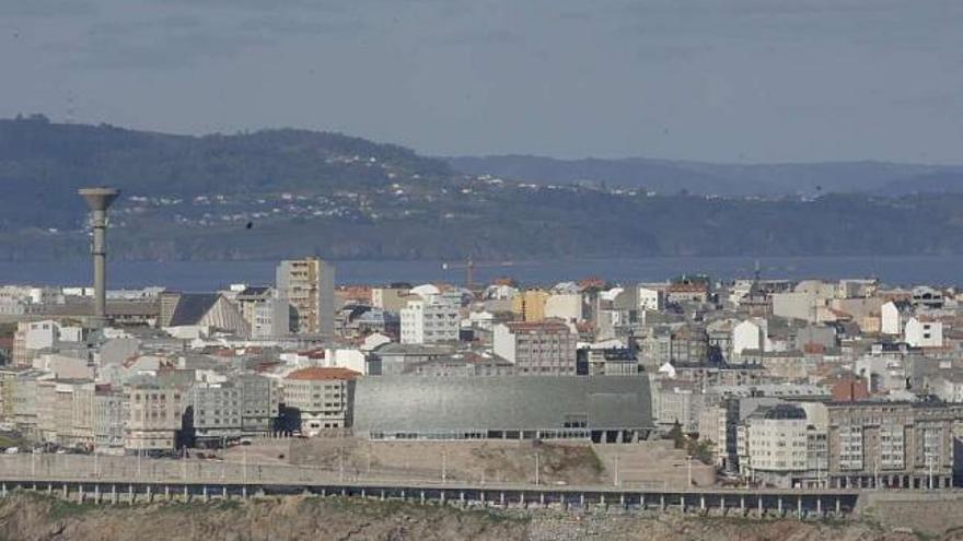 Vista del barrio de Monte Alto desde el lado contrario de la ensenada del Orzán. / víctor echave