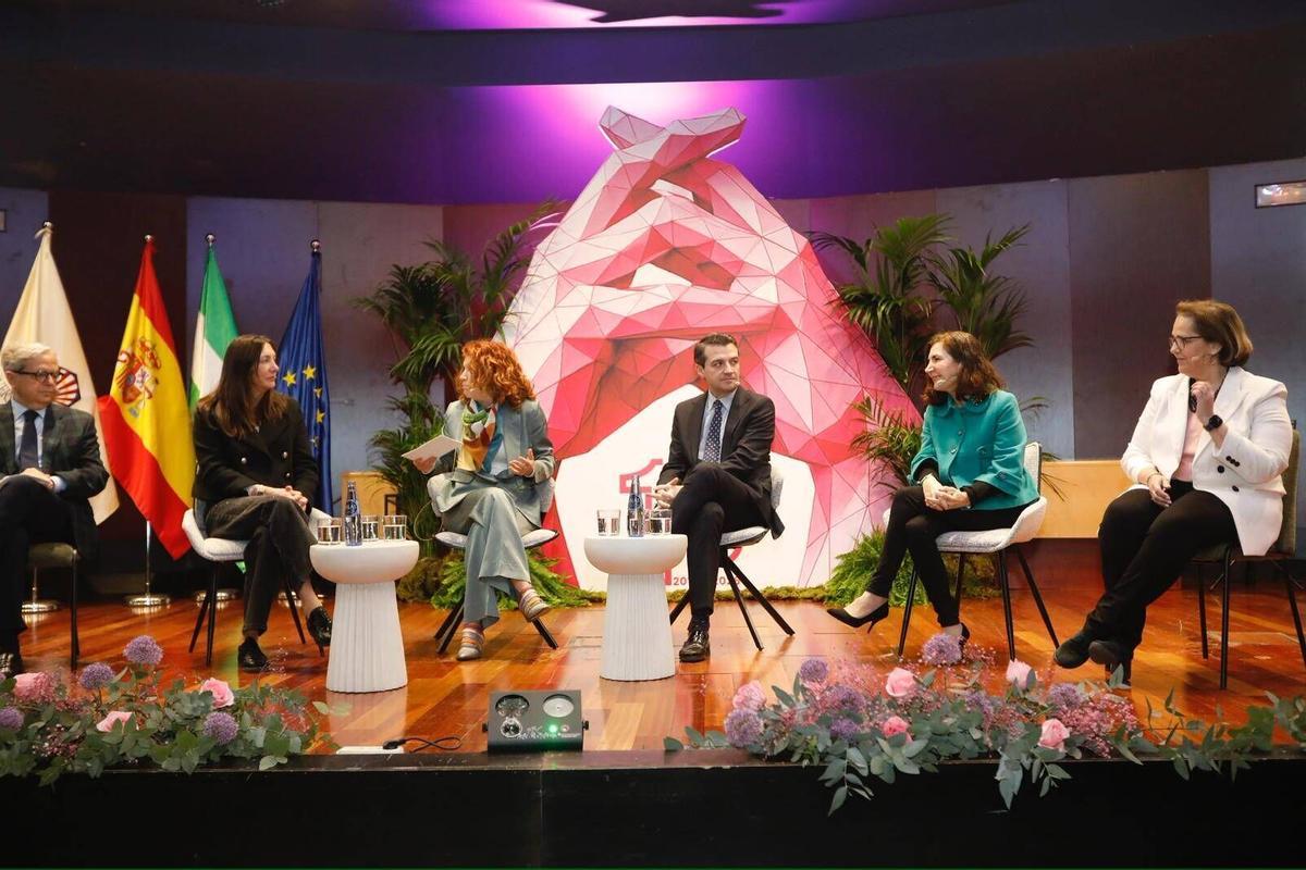 IX Congreso Andaluz de Empresarias y Profesionales de Córdoba Las consejeras de Empleo, Empresa y Trabajo Autónomo y de Inclusión Social, Juventud, Familias e Igualdad, Rocío Blanco y Loles López junto al alcalde de la ciudad, José María Bellido y Salvador Fuentes.
