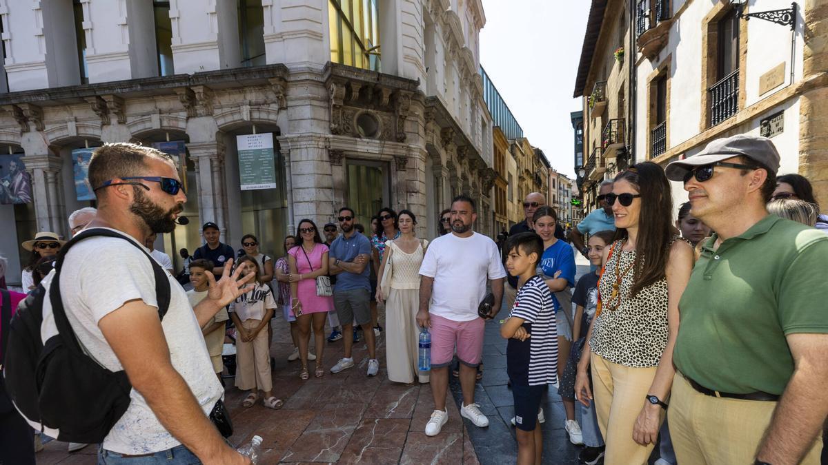 Un grupo de turistas en Oviedo.