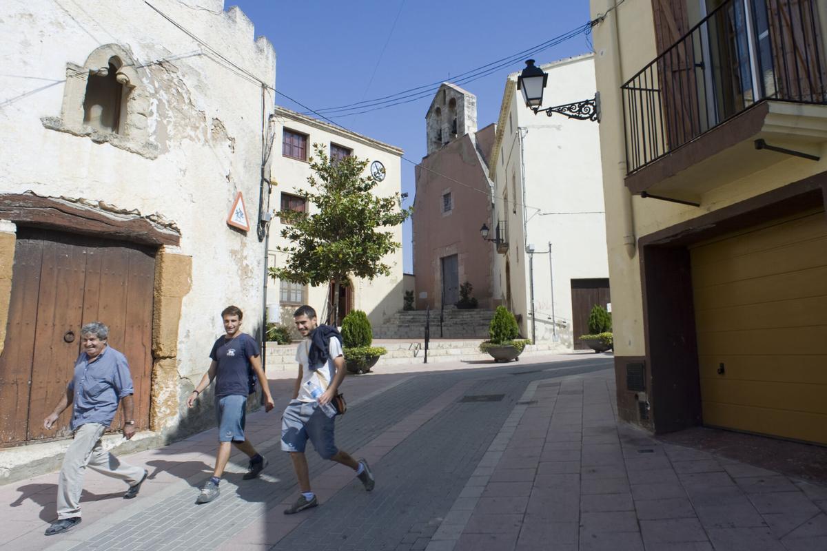 El carrer de Catalunya on creuar la vorera significa canviar de província, municipi i comarca