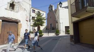 El carrer de Catalunya on creuar la vorera significa canviar de província, municipi i comarca