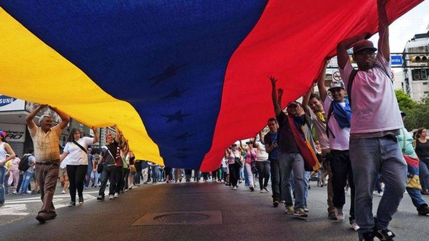 Cientos de opositores marchan por la &quot;resurrección de la democracia&quot; en Venezuela