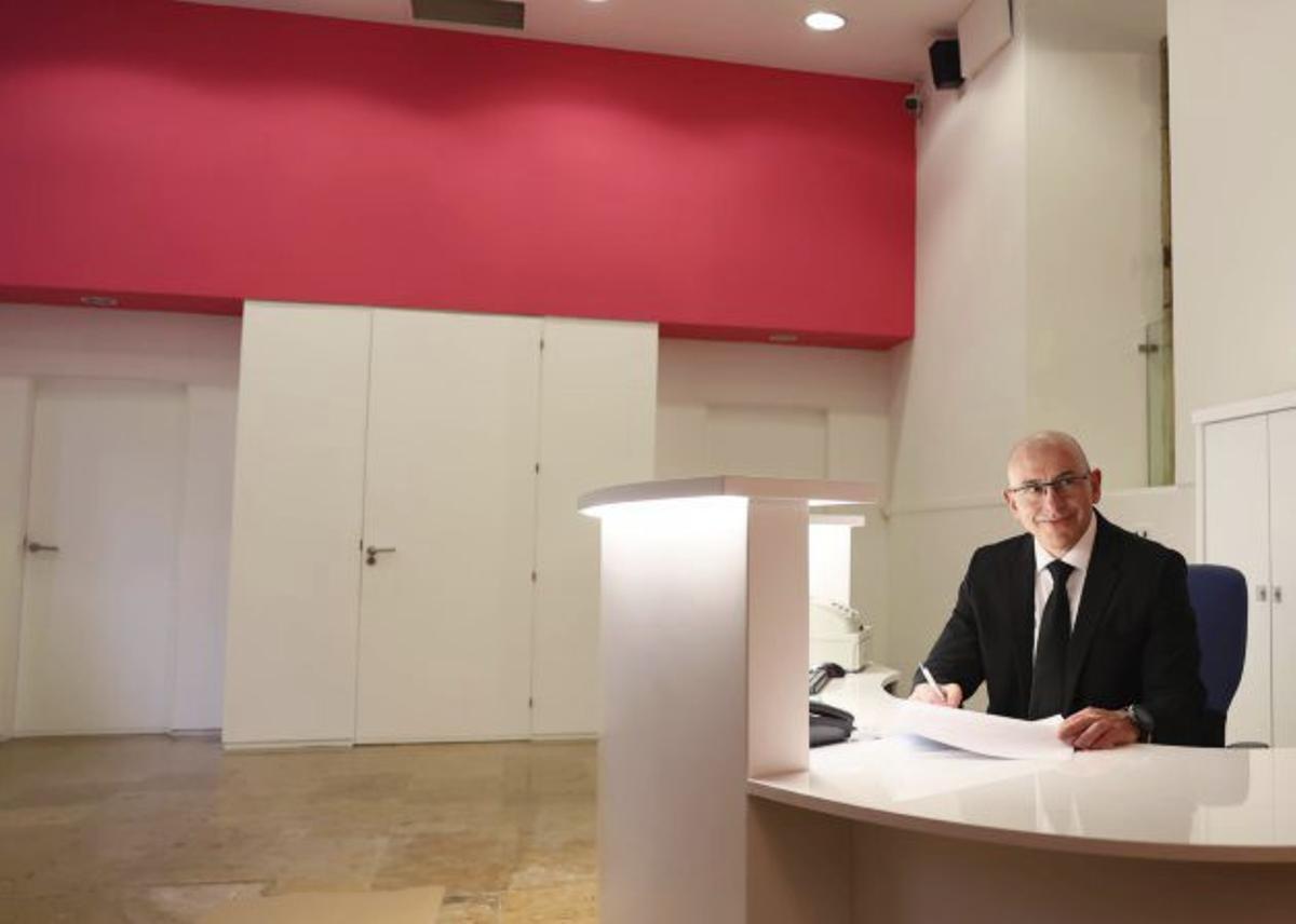 A la izquierda, el vestíbulo de entrada. Arriba, el patio de Velarde, con sus nuevos tonos verdes. A la derecha, Avelino Granda, en el nuevo mostrador. | MARIO CANTELI