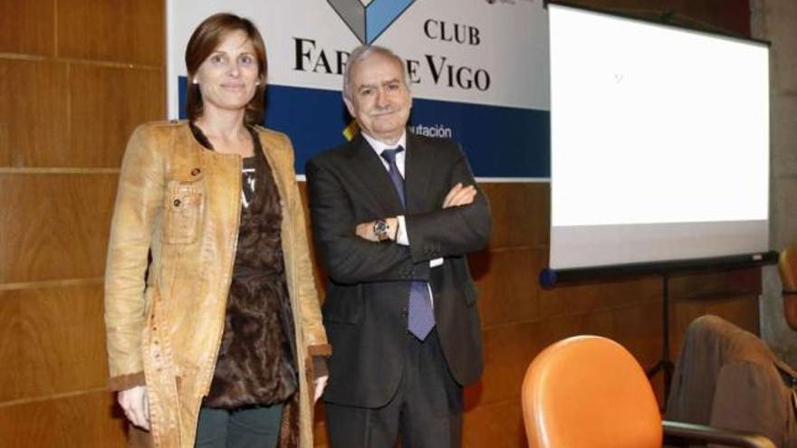 Nava Castro, directora de la Axencia de Termalismo de Galicia, presentó a José Luis Legido.  // José Lores