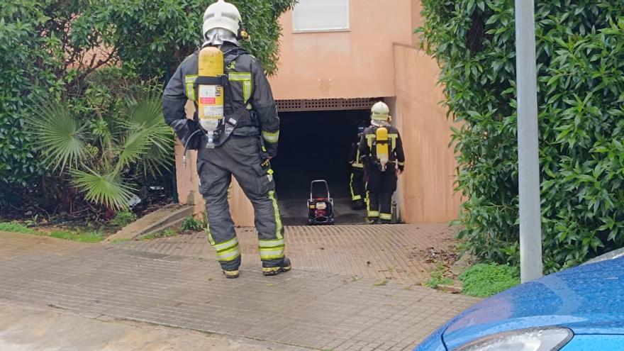 Desalojan a unos 60 vecinos por el incendio de un garaje en un edificio de sa Coma