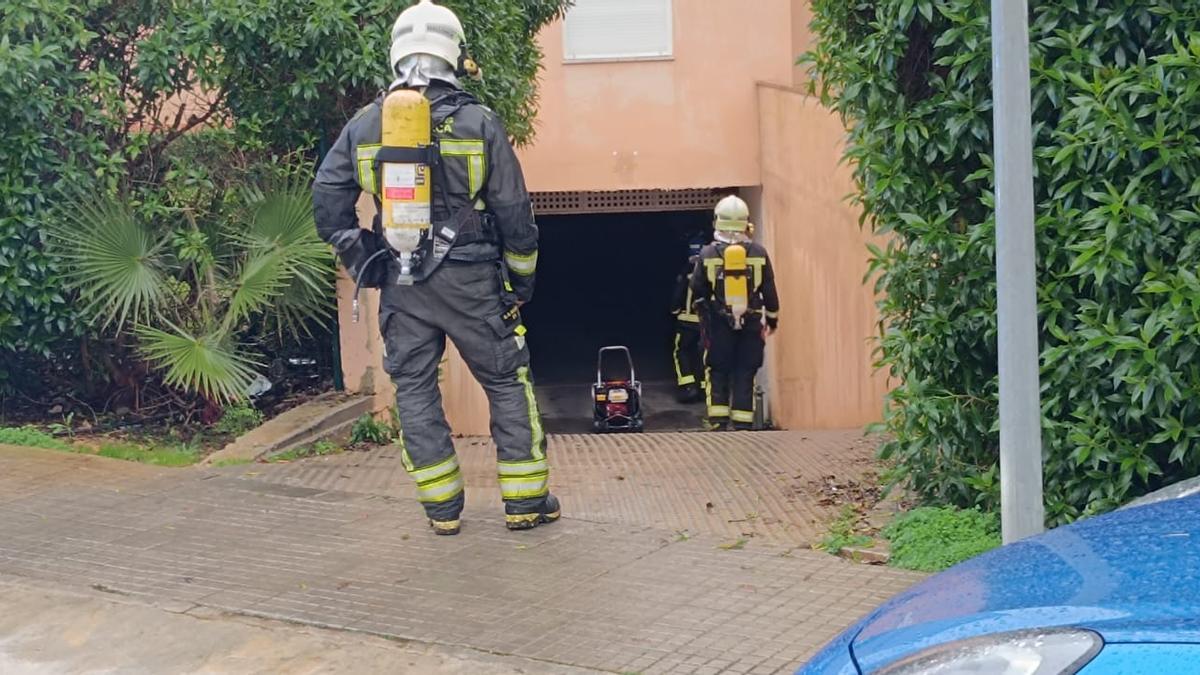 FOTOS | Desalojan a unos 60 vecinos por el incendio de un garaje en un edificio de sa Coma