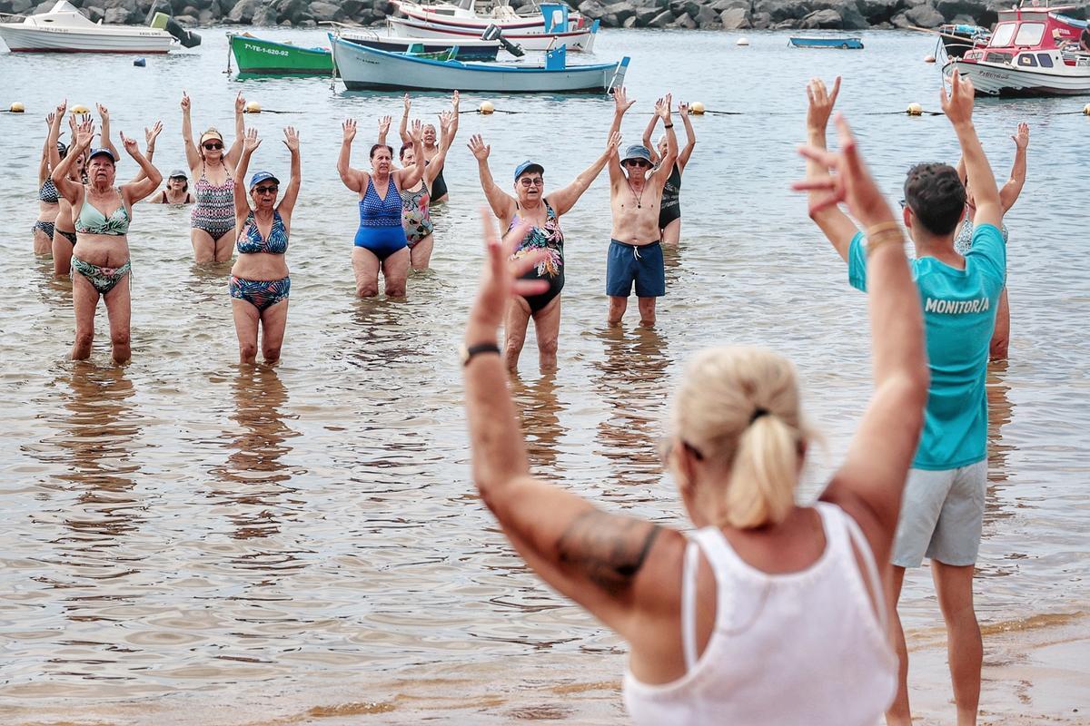 Los mayores van a la playa de Las Teresitas con Santa Cruz Vital