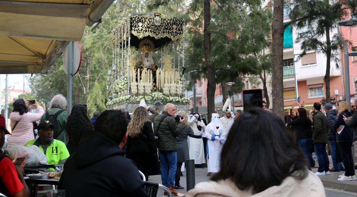 Miles de personas siguen la procesión de la Cofradía 15+1 de LHospitalet de Llobregat