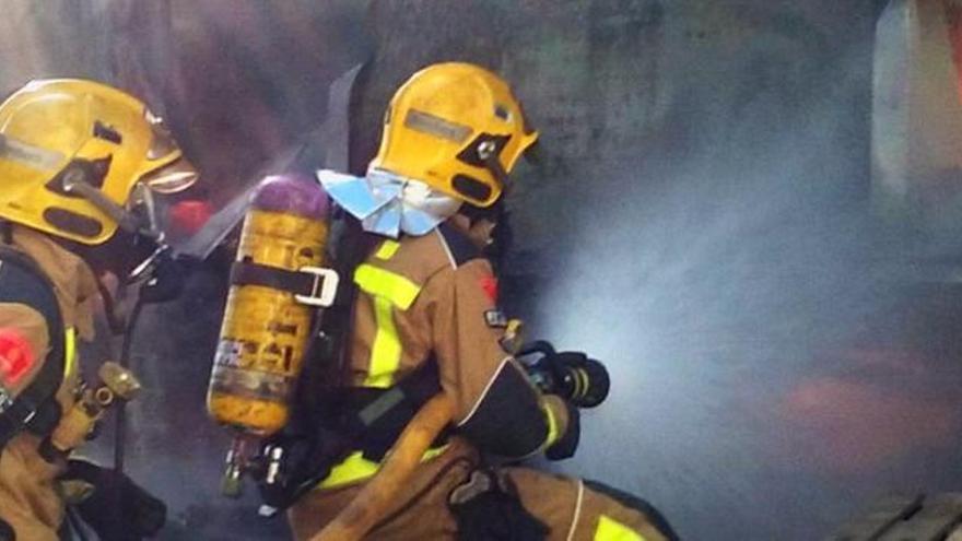 Els Bombers treballant en un incendi, foto d&#039;arxiu