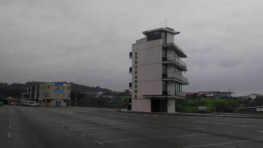 La torre de control del centro de tecnificación de Trasona, sin banderas.