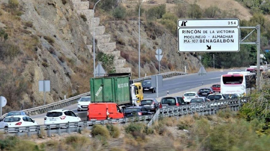 Movilidad en la Axarquía: Mucho transporte de mercancías y malas conexiones por estrechas carreteras