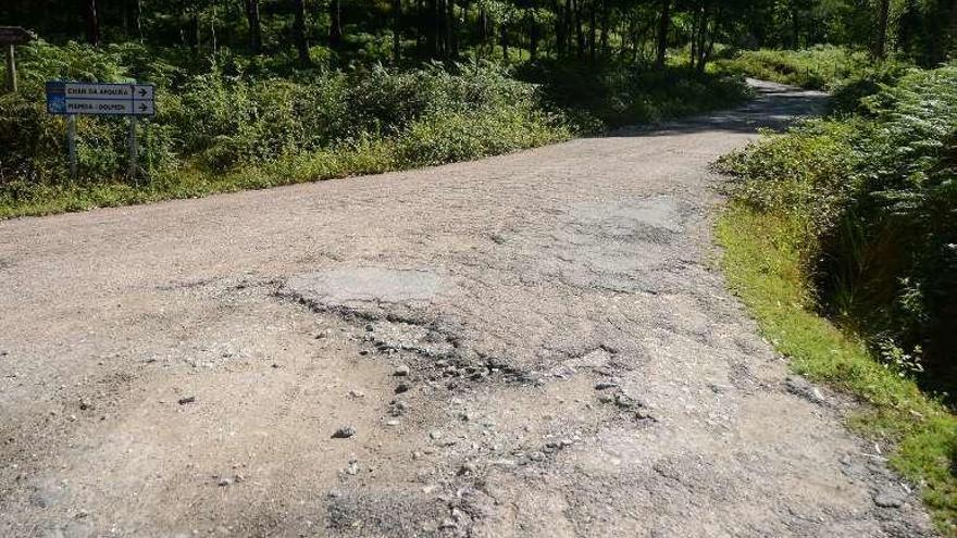 Mal estado del vial hacia Chan da Arquiña. // Gonzalo Núñez