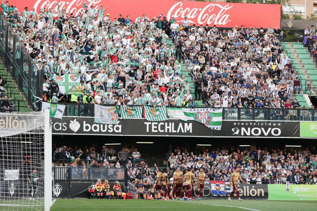 Un grupo de aficionados blanquiverdes, en el reciente partido celebrado en Castalia con el Castellón como rival.