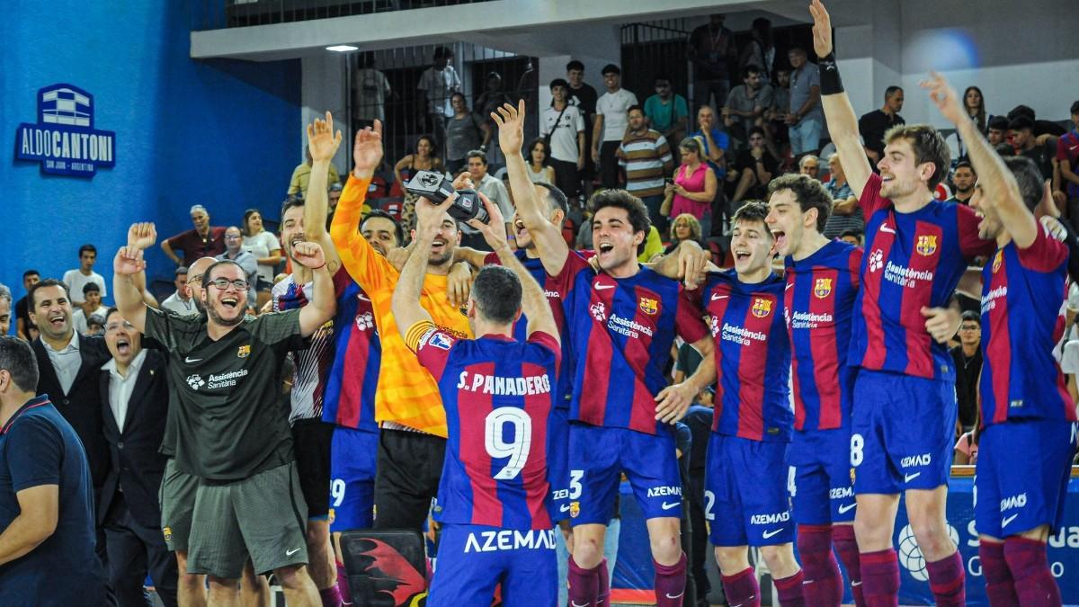 Los jugadores del Barça celebran el título