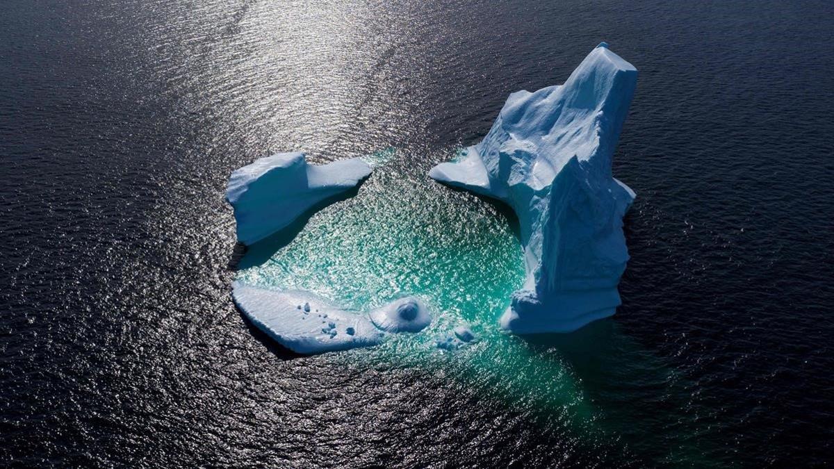 un iceberg flotando en Bonavista Bayin Newfoundland, Canadá. -