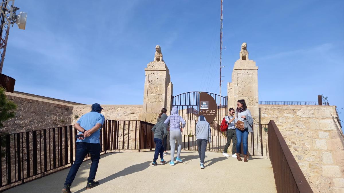 Alicante: El Ayuntamiento lo vuelve a hacer: el castillo de San Fernando,  cerrado