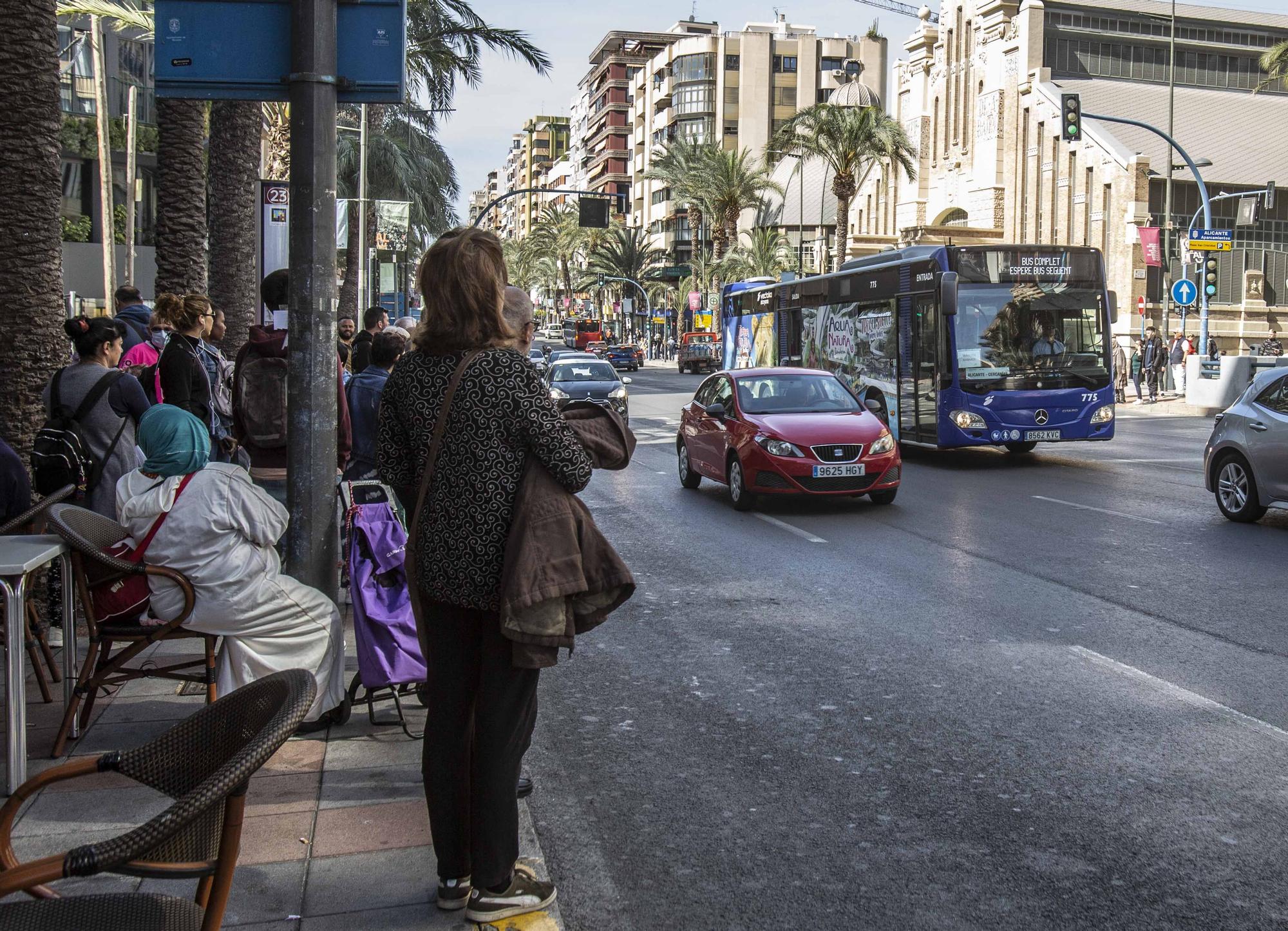 Decenas de personas esperan en las paradas de las líneas 21, 23 y 24 a un transporte en servicios mínimos que pasa cada 60 minutos