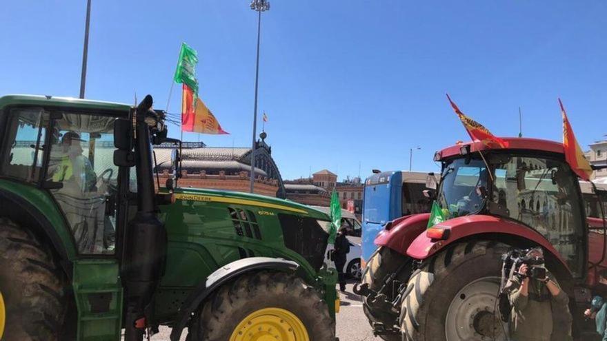 Tractorada desde Vegas Altas para exigir la convocatoria de la mesa de la sequía