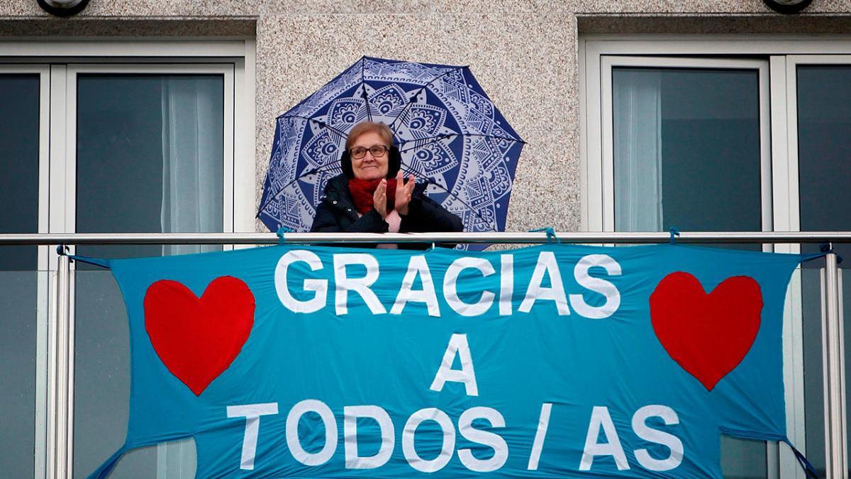 Una señora, durante el aplauso al personal sanitario de las ochos de la tarde. CABALAR