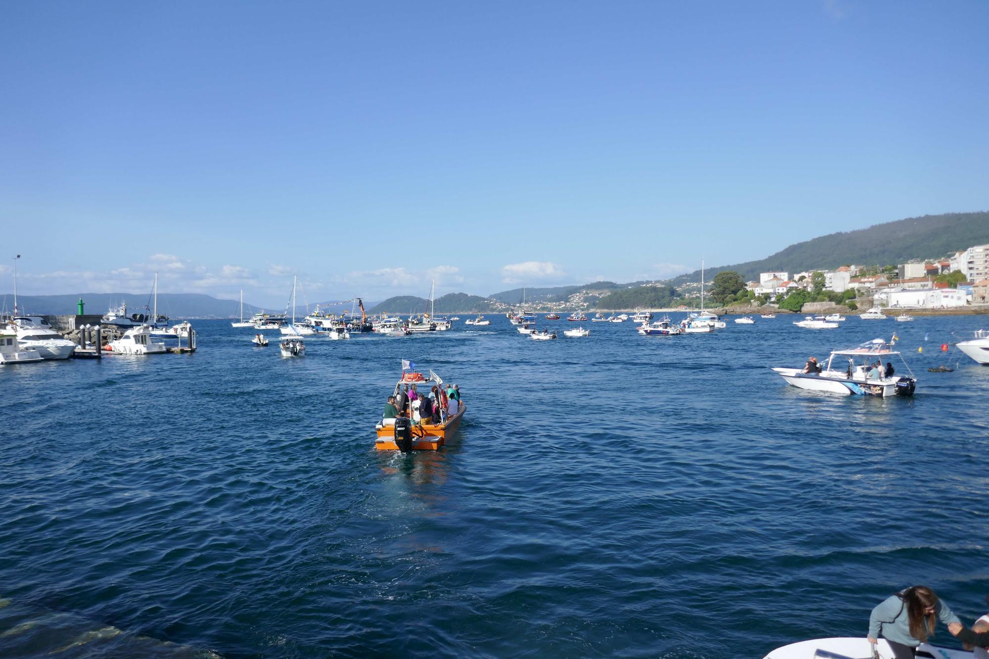 Bueu se echa a la mar por la Virgen del Carmen