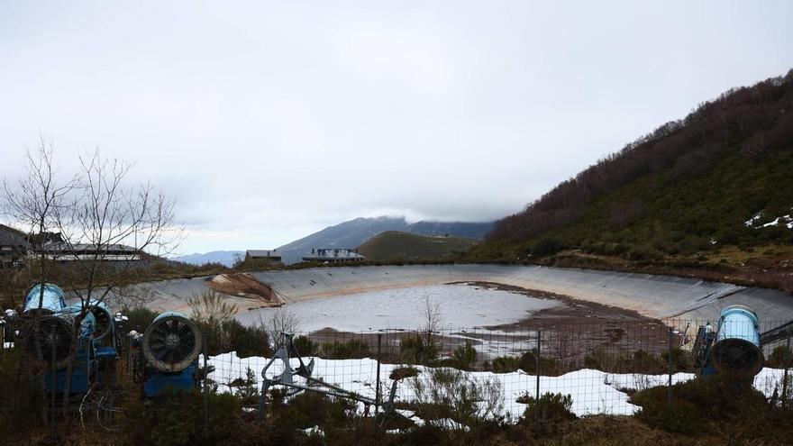 Pajares no logra acabar con las filtraciones de su balsa