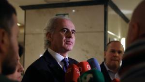 Un ex alt càrrec d’Ayuso apunta a Ruiz Escudero pels protocols que van impedir la derivació de persones grans per covid