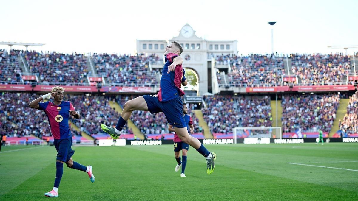 Lamine Yamal festeja el gol como lo suele hacer Fermín, que anotó el 2-1 del Barça al Villarreal en Montjuïc.