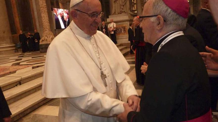 El papa Francisco recibe al obispo Gregorio Martínez