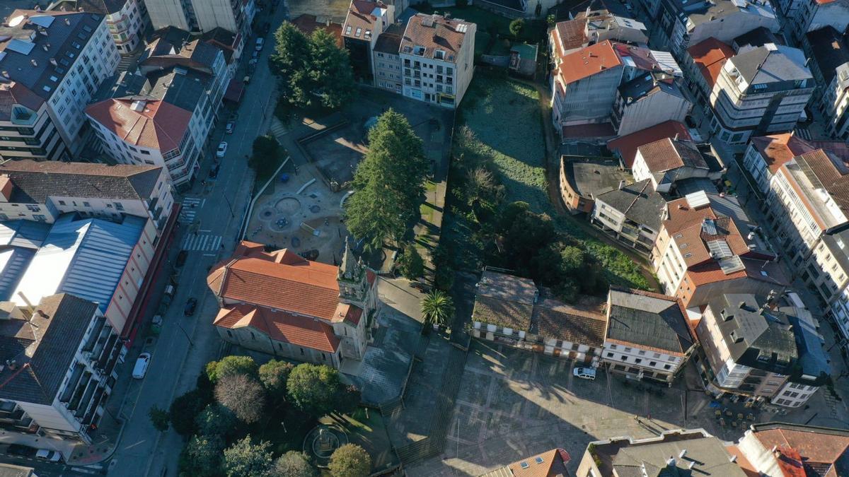 Las dos casas y la zona verde situada detrás, entre las fachadas traseras de los edificios de Loriga, y la Praza da Vila. |