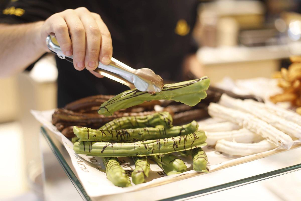 Xurros de pistatxo, de xocolata blanca i xocolata negra de la Xurreria Olivé.