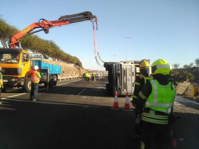 El vuelco de un camión en la GC-1 provoca el caos circulatorio en Gran Canaria