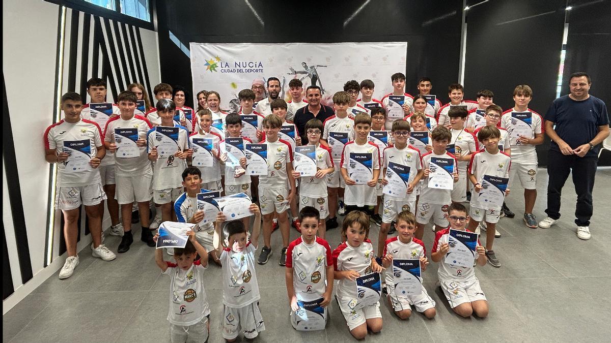41 "pilotaris" conforman l'Escola de Pilota Valenciana de La Nucia.