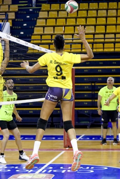 25-02-20 DEPORTES. CENTRO INSULAR DE LOS DEPORTES. LAS PALMAS DE GRAN CANARIA. Entrenamiento y foto de grupo del equipo femenino de volleyball IBSA 7 Palmas.    Fotos: Juan Castro.  | 25/02/2020 | Fotógrafo: Juan Carlos Castro