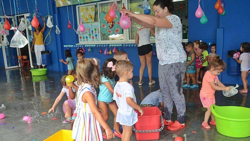 Una fiesta del agua organizada el verano pasado en la guardería municipal de A Lomba.