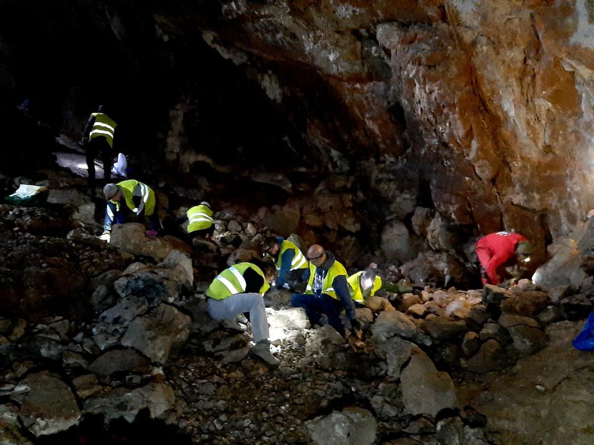 Investigadores durante la excavación de la sima donde se encontraron los restos en Teverga