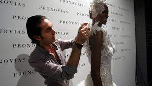 Giambattista Valli, con la modelo Jasminee Warsame, en el Gaudí Novias de 2004, en Barcelona.