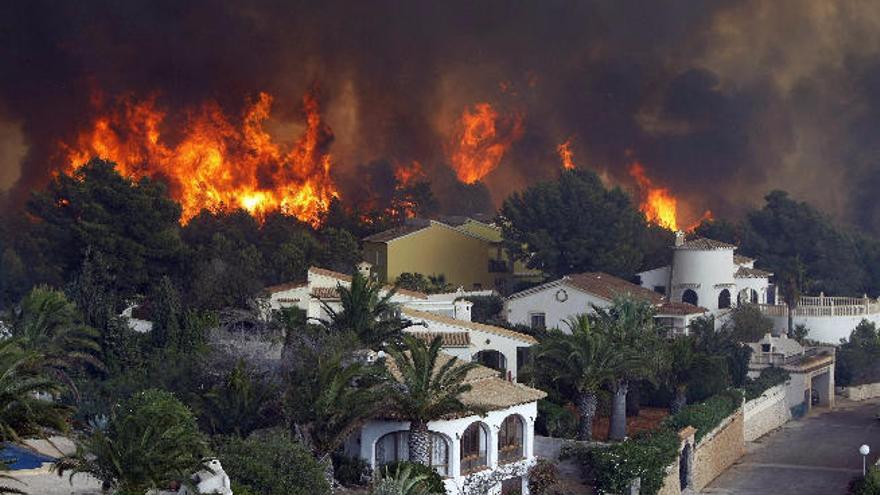 El fuego amenaza a 16 urbanizaciones de viviendas en Alicante