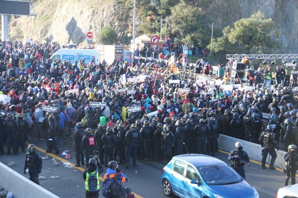 La Gendarmeria francesa retira els manifestants de