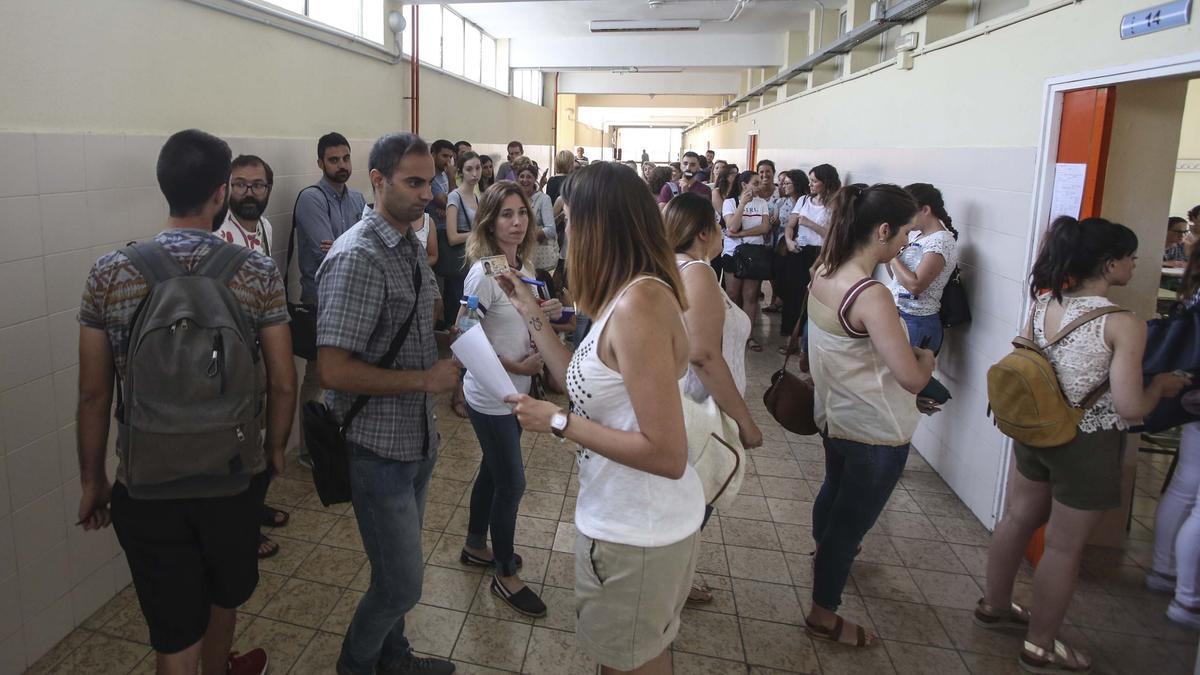 Examenes a interinos para acceder a una plaza en imagen de archivo