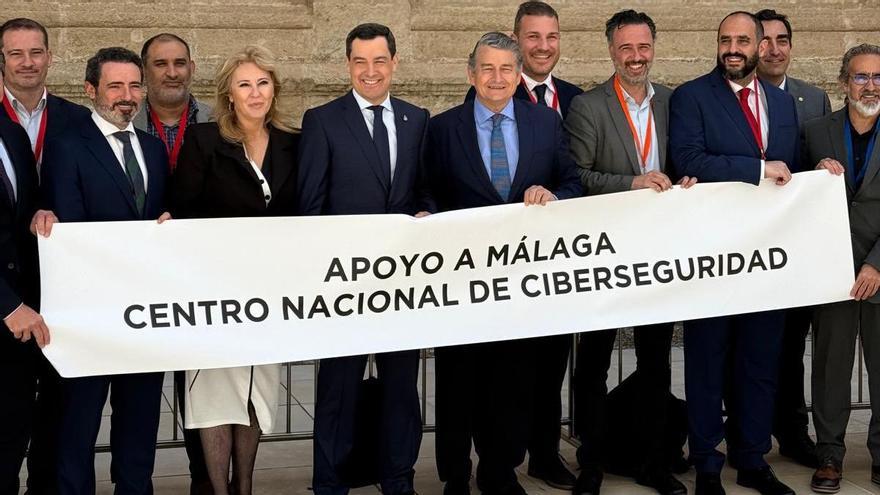El presidente andaluz, Juanma Moreno, y otros miembros de su Gobierno muestran en el Parlamento su apoyo a la candidatura de Málaga.
