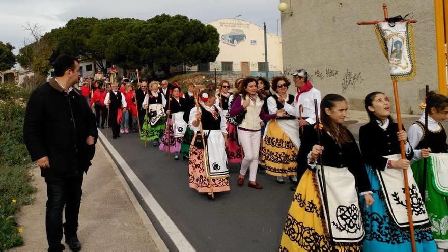 San Antón ya vela por sus fiestas desde la iglesia del barrio